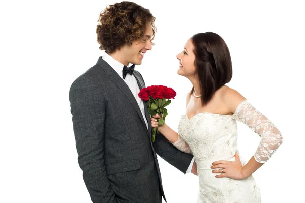 Chica coqueteando con su hombre, concepto de boda . — Foto de Stock