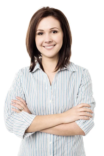 Junge lächelnde Frau posiert selbstbewusst — Stockfoto