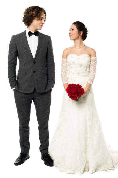 Glada unga bruden och brudgummen — Stockfoto