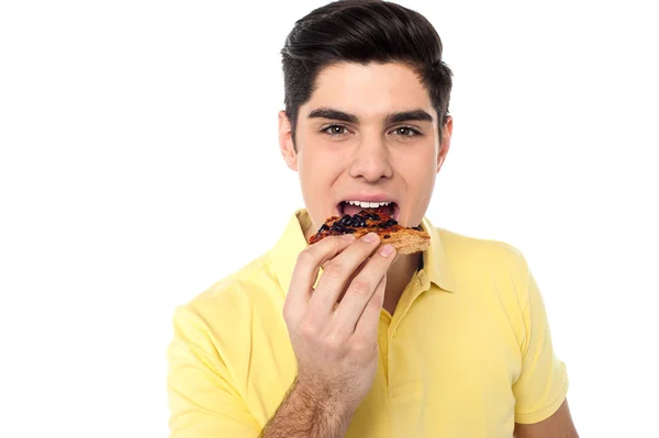 Handsome guy enjoying yummy pizza slice — Stock Photo, Image