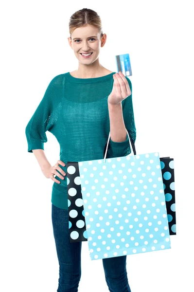 Chica sosteniendo bolsas de compras y tarjeta de crédito — Foto de Stock