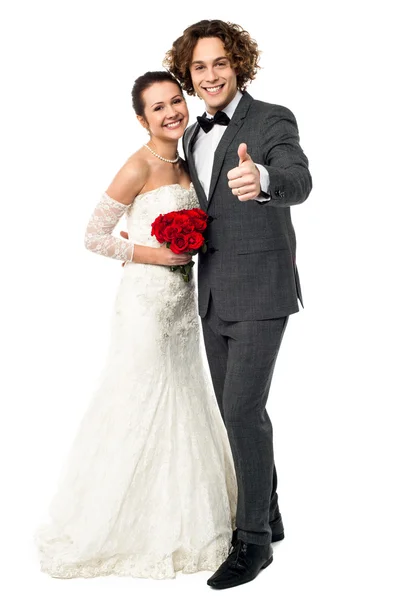 Groom com sua noiva mostrando polegares para cima sinal — Fotografia de Stock