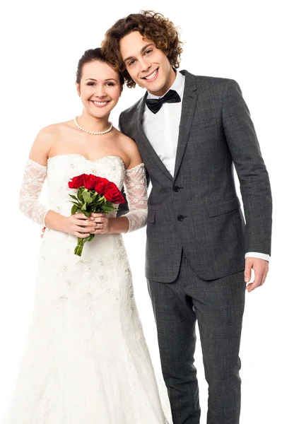 Reizendes Brautpaar posiert für ein Porträt — Stockfoto