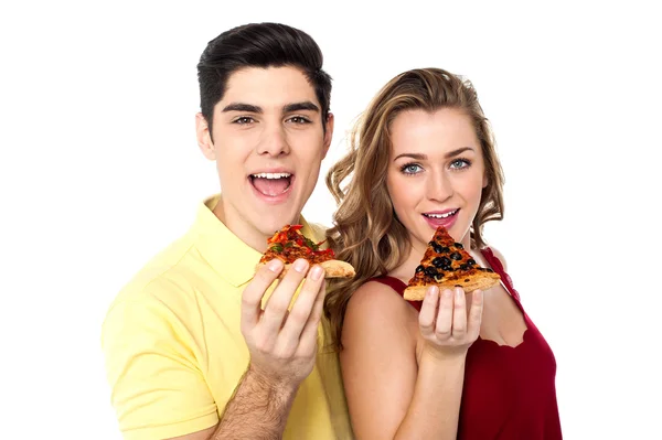 Casal posando com fatia de pizza, prestes a comer — Fotografia de Stock