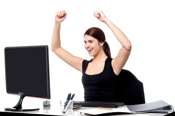 Mujer de negocios emocionada levantando las manos . — Foto de Stock