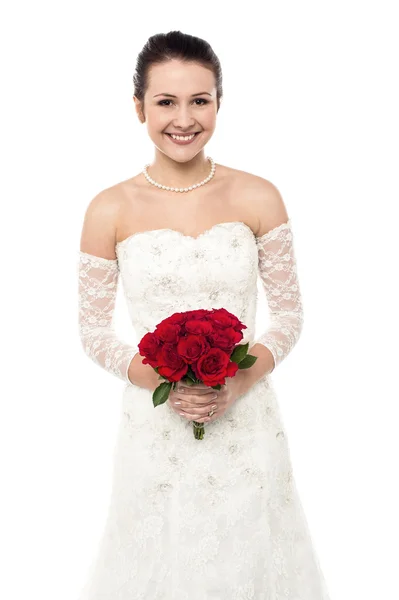 Fröhliches junges Mädchen im hellen Brautkleid — Stockfoto