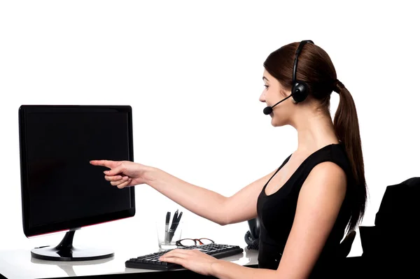 Female executive pointing at computer screen — Stock Photo, Image