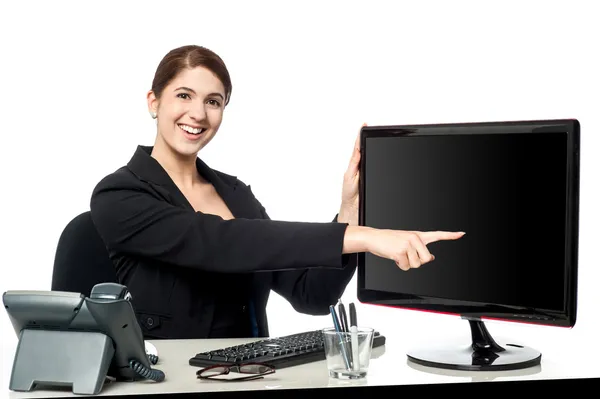 Señorita señalando algo en la pantalla del ordenador — Foto de Stock