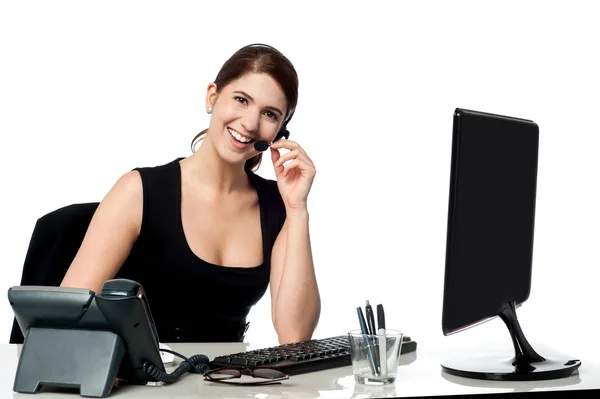 Žena výkonné pomáhající klient za volání — Stock fotografie