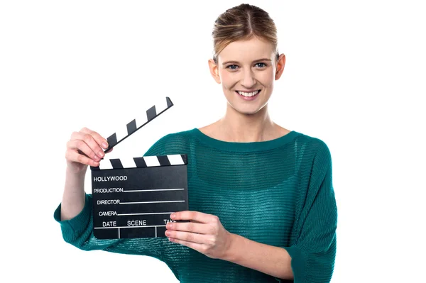 Chica joven posando con clapperboard —  Fotos de Stock