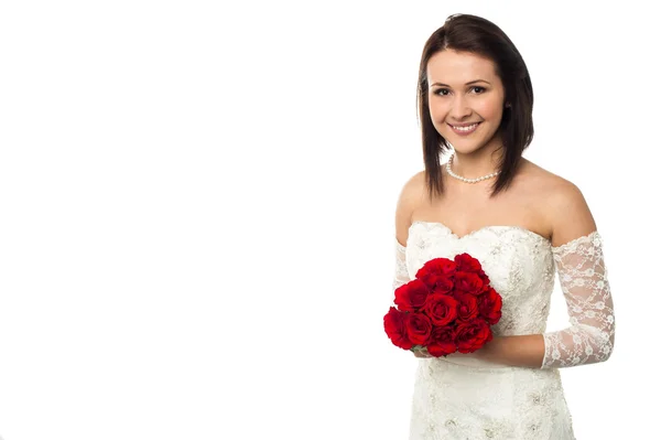 Bonita novia posando con amor ramo de rosas rojas — Foto de Stock