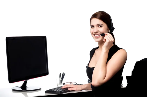 Mujer ejecutiva asistiendo al cliente durante una llamada — Foto de Stock