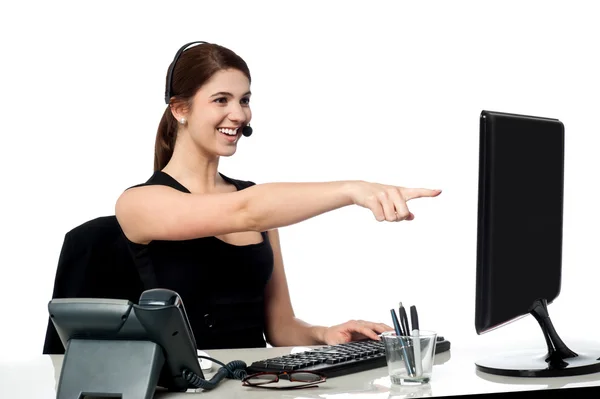 Femme cadre pointant vers l'écran d'ordinateur — Photo