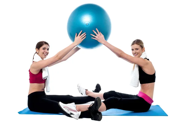 Ajuste las mujeres que practican con la bola de pilates — Foto de Stock