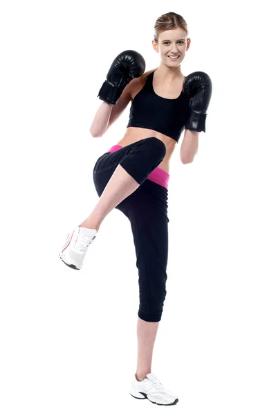 Mladá krásná aktivní žena boxer — Stock fotografie