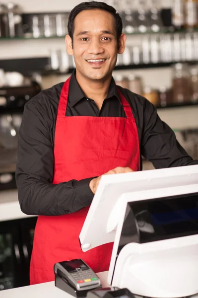 Personal alegre del barista en el mostrador de efectivo — Foto de Stock