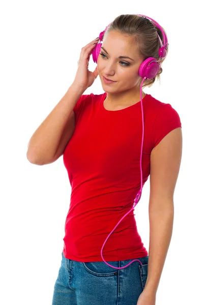 Girl listening to music through headphones — Stock Photo, Image