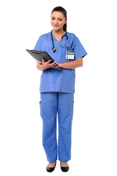 Sonriente joven doctora en servicio —  Fotos de Stock