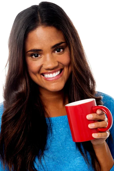 Mulher sorridente com caneca de café — Fotografia de Stock