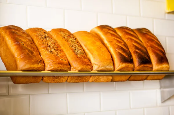 Pains de céréales et pains blancs fraîchement pétris à vendre — Photo