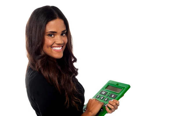 Geschäftsfrau betreibt großen grünen Taschenrechner — Stockfoto