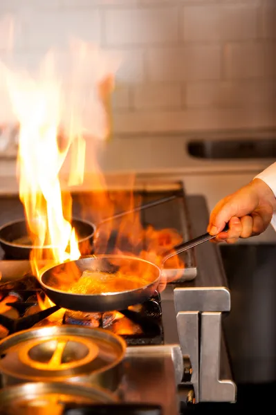 Kock matlagning i kök spis — Stockfoto