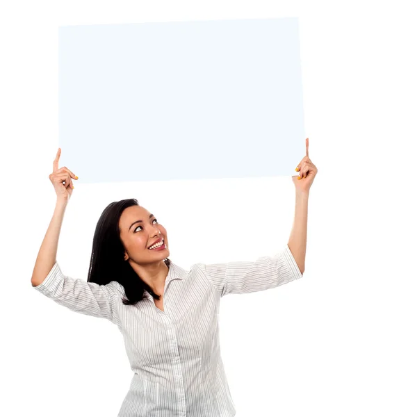 Frau hält weiße Plakatwand in die Höhe — Stockfoto