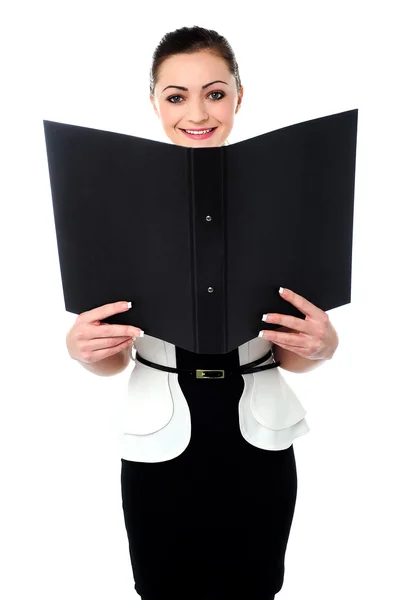 Mujer alegre mirando el archivo en las manos —  Fotos de Stock