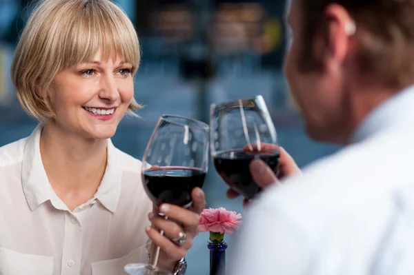 Paar prostet sich im Restaurant zu — Stockfoto