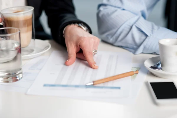 Företag diskuterar månatlig statistik — Stockfoto