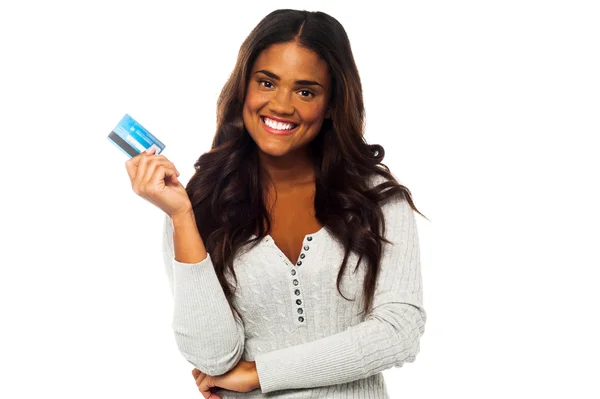 Mujer joven sosteniendo una tarjeta de crédito — Foto de Stock
