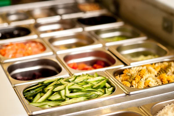 Deliciosa comida vegetariana en bandejas — Foto de Stock