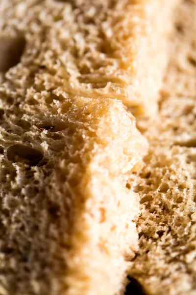Primer plano de una rebanada de pan de trigo fresco — Foto de Stock