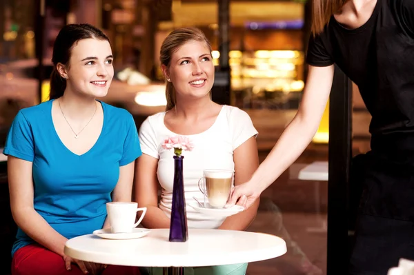Two beautiful young girls at coffee shop — Stock Photo, Image