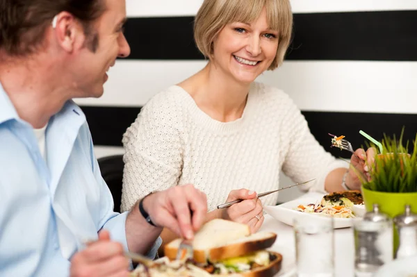 Coppia godendo di colazione vegetariana e sana — Foto Stock