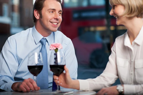 Feliz casal bebendo vinho tinto em um restaurante — Fotografia de Stock
