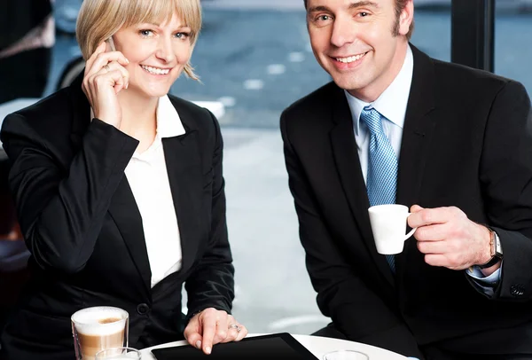 Two business professionals at coffee shop — Stock Photo, Image