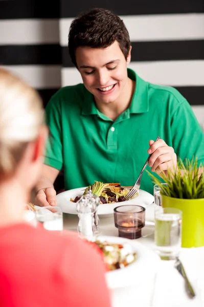 Guapo joven disfrutando de su comida —  Fotos de Stock