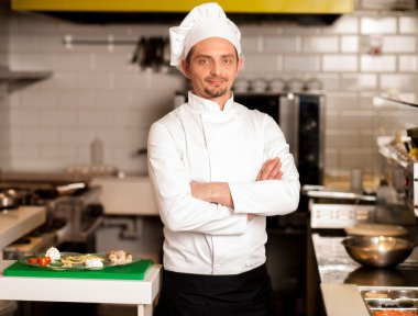 Kendine güvenen genç Şef poz