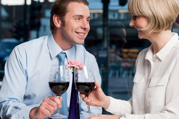 Feliz pareja tostando vino tinto — Foto de Stock