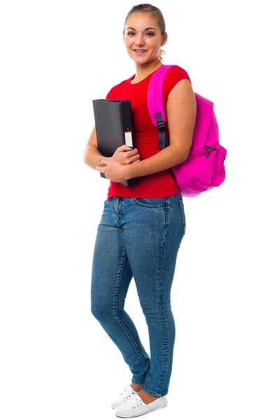 Pembe sırt çantası taşıyan güzel üniversite öğrencisi — Stok fotoğraf