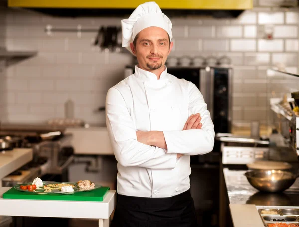 Vertrouwen jonge chef-kok poseren — Stockfoto