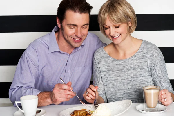Hermosa pareja teniendo comida de la mañana juntos —  Fotos de Stock