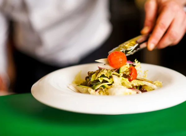 Кинутий салат з гарним гарніром — стокове фото