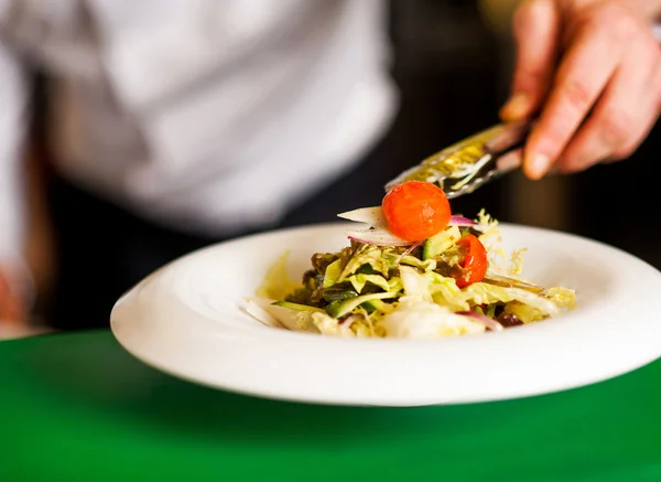 Salada jogada com decoração agradável — Fotografia de Stock