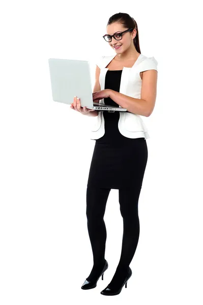 Segretario femminile utilizzando il computer portatile — Foto Stock