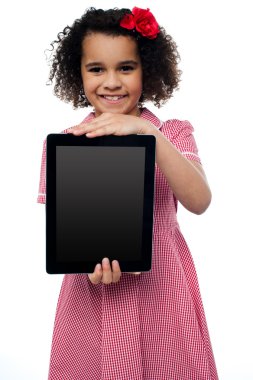 Afro-Amerikan kız sunan tablet pc gülümseyen