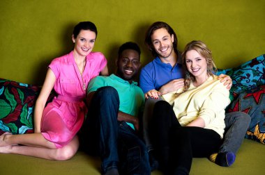 Genç çiftler için serin bir portre poz