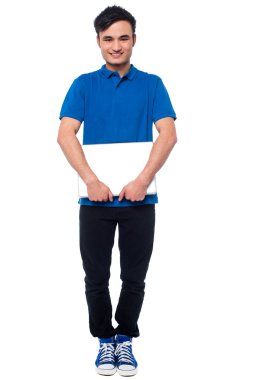 yakışıklı genç tutan laptop