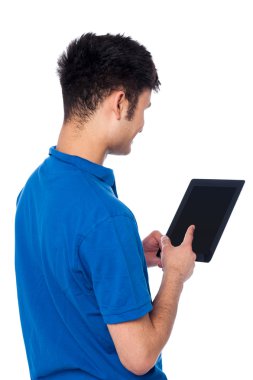 Tablet cihaz üzerinde çalışan genç bir adam